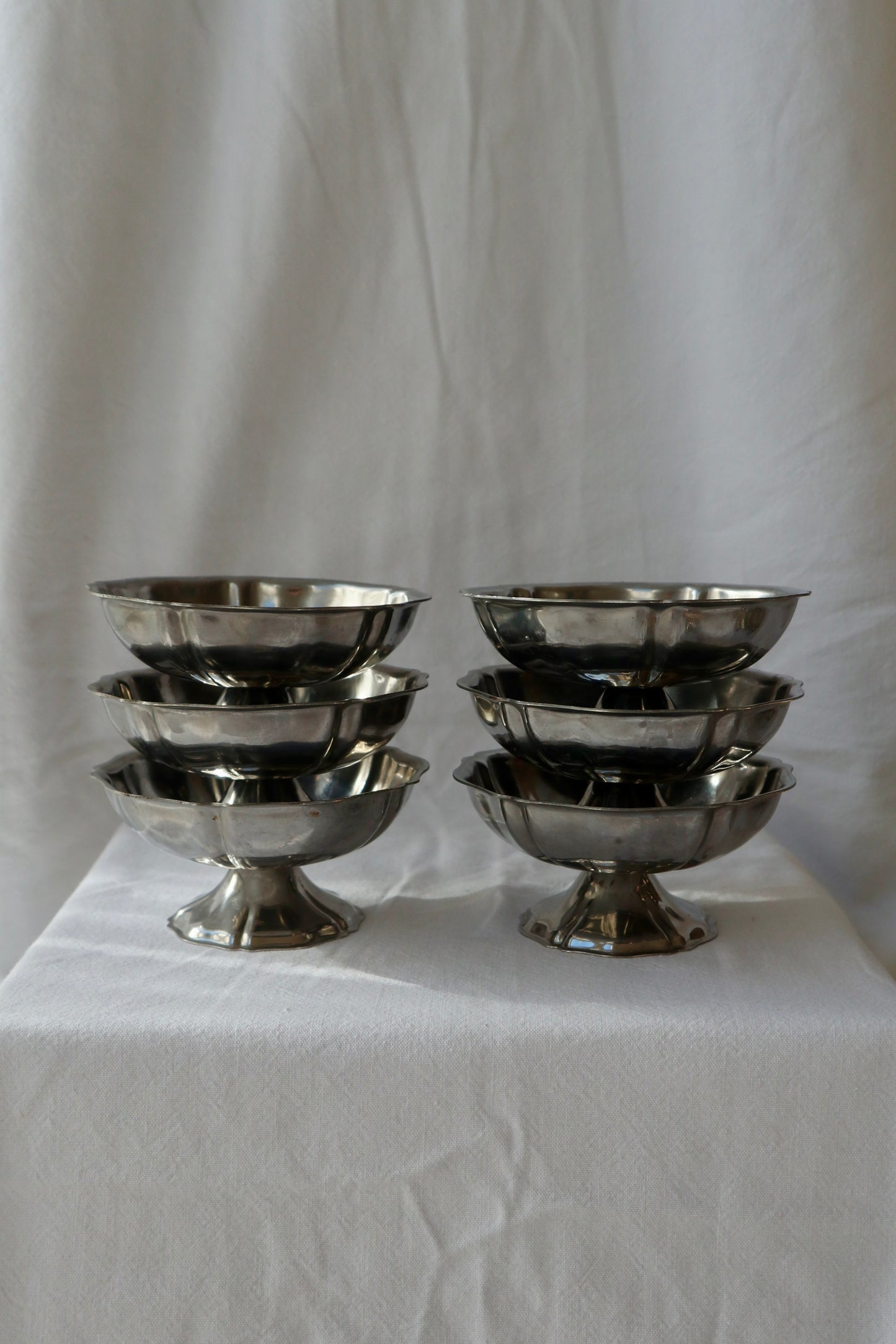 Set of 6 vintage French scalloped coupes