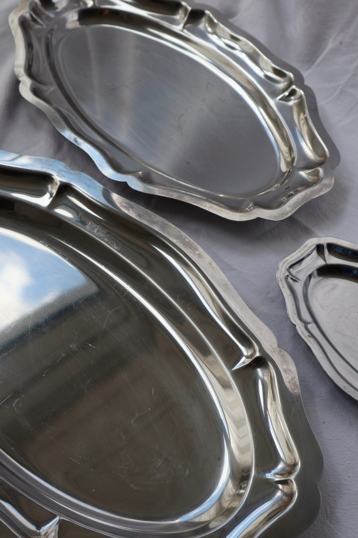 Bundle of 3 stainless steel hosting platters with scalloped edges