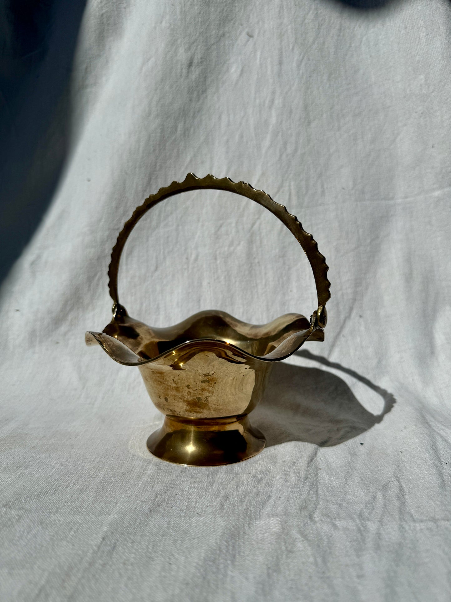 Brass wavy rimmed basket