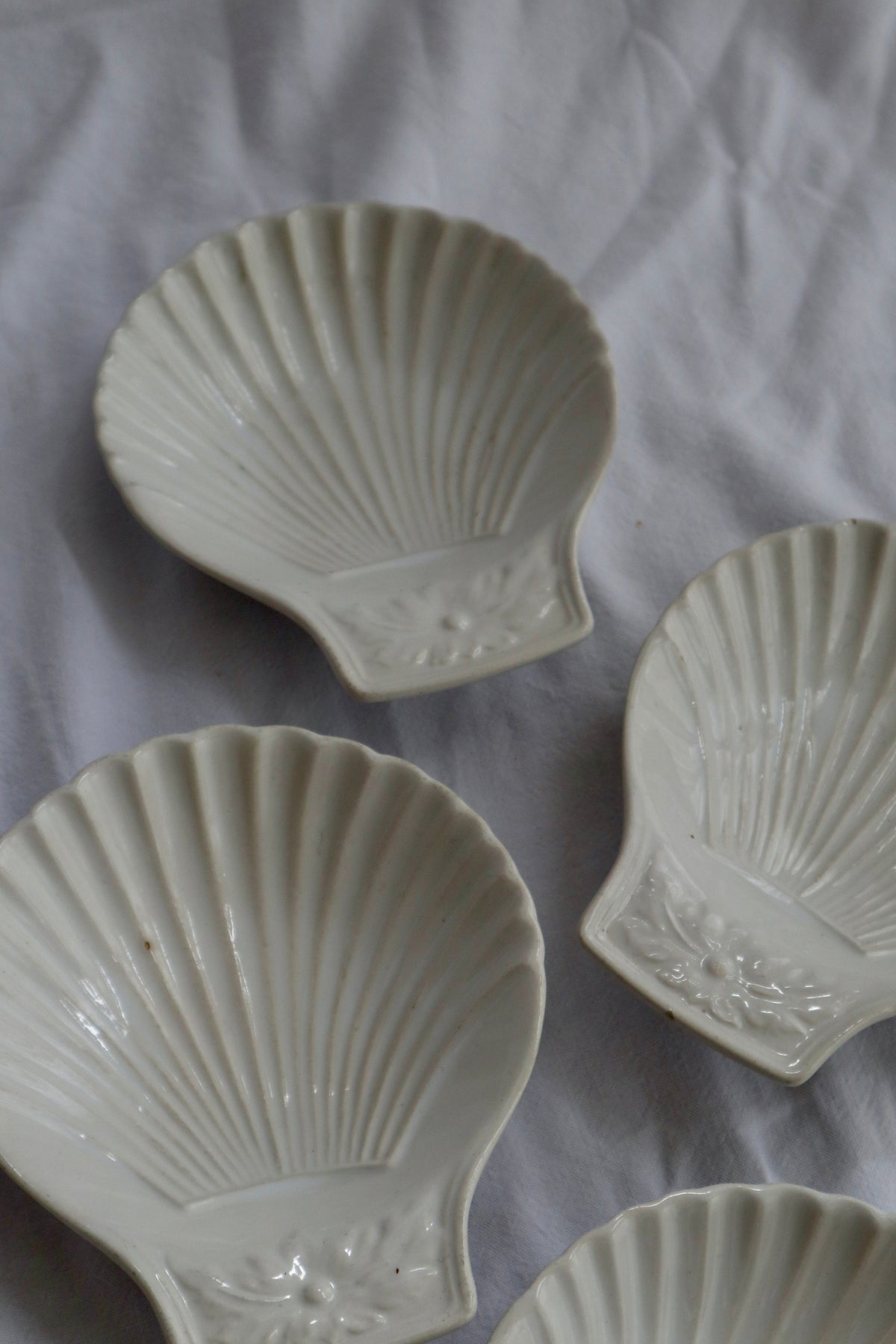Set of 4 vintage shell dishes