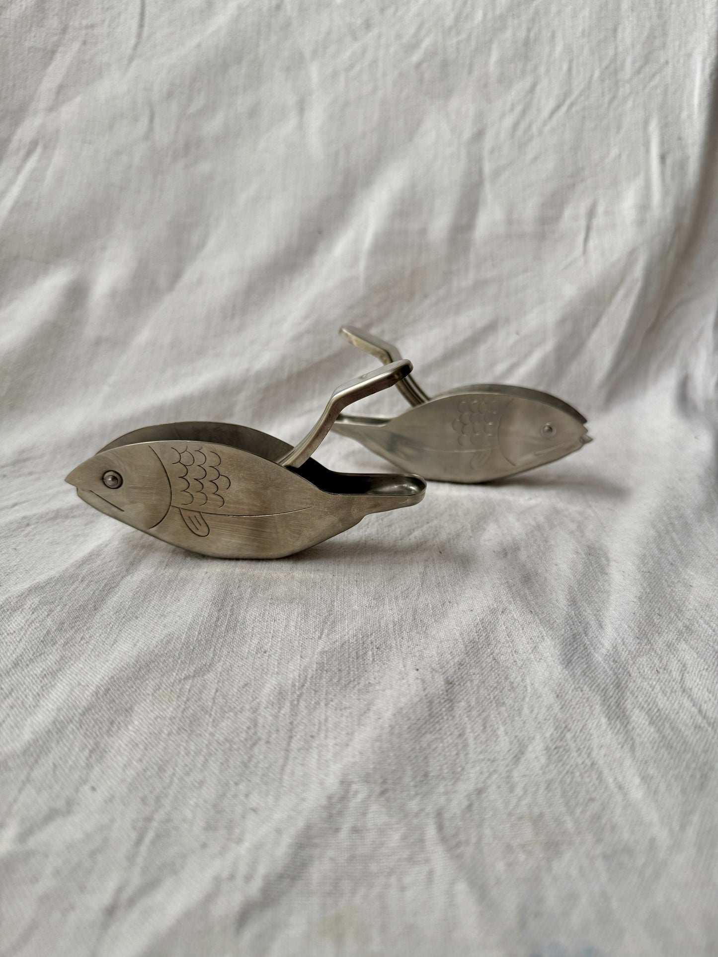 Fish lemon squeezer