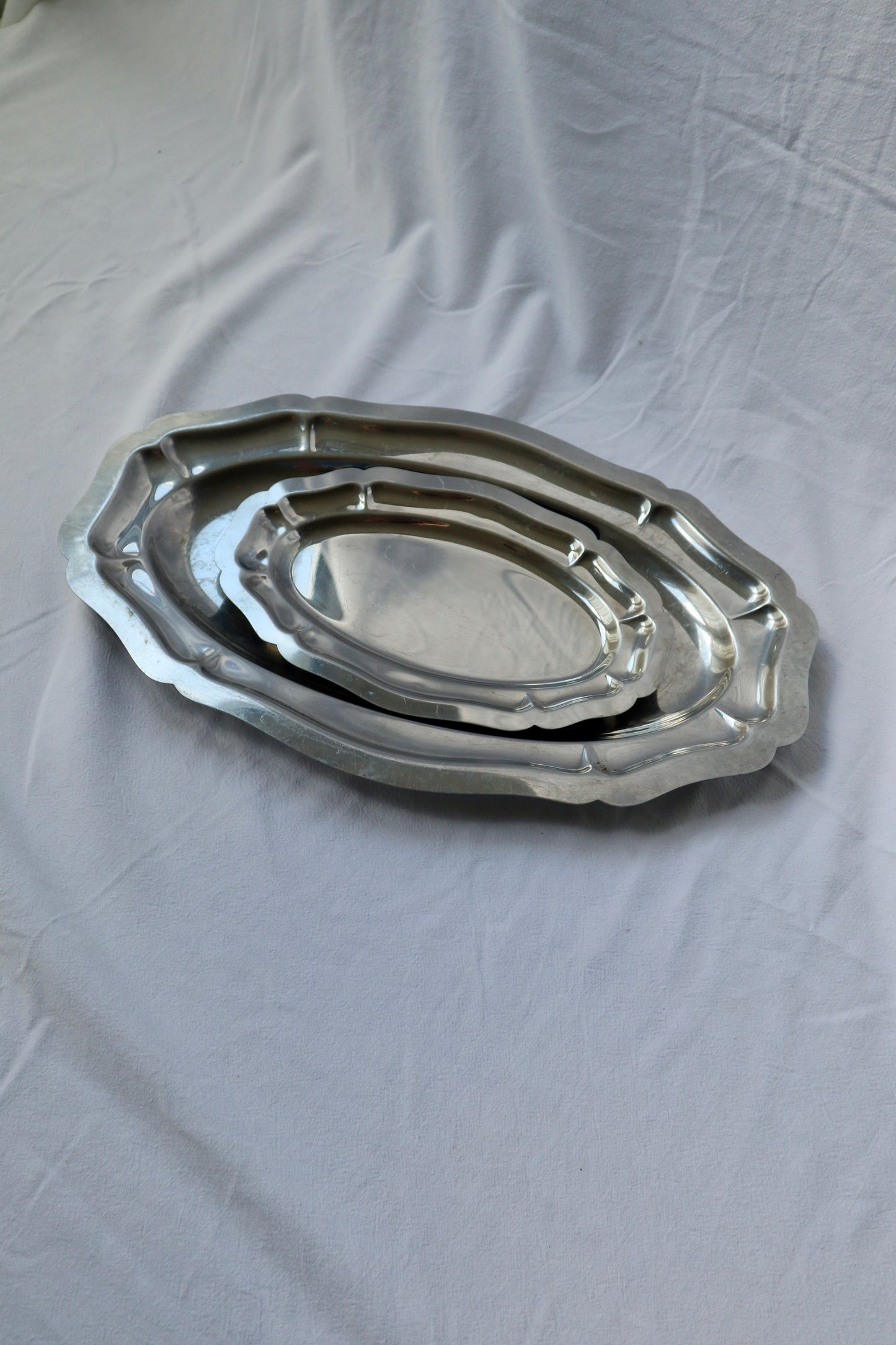 Set of 2 stainless steel hosting platters with scalloped edges