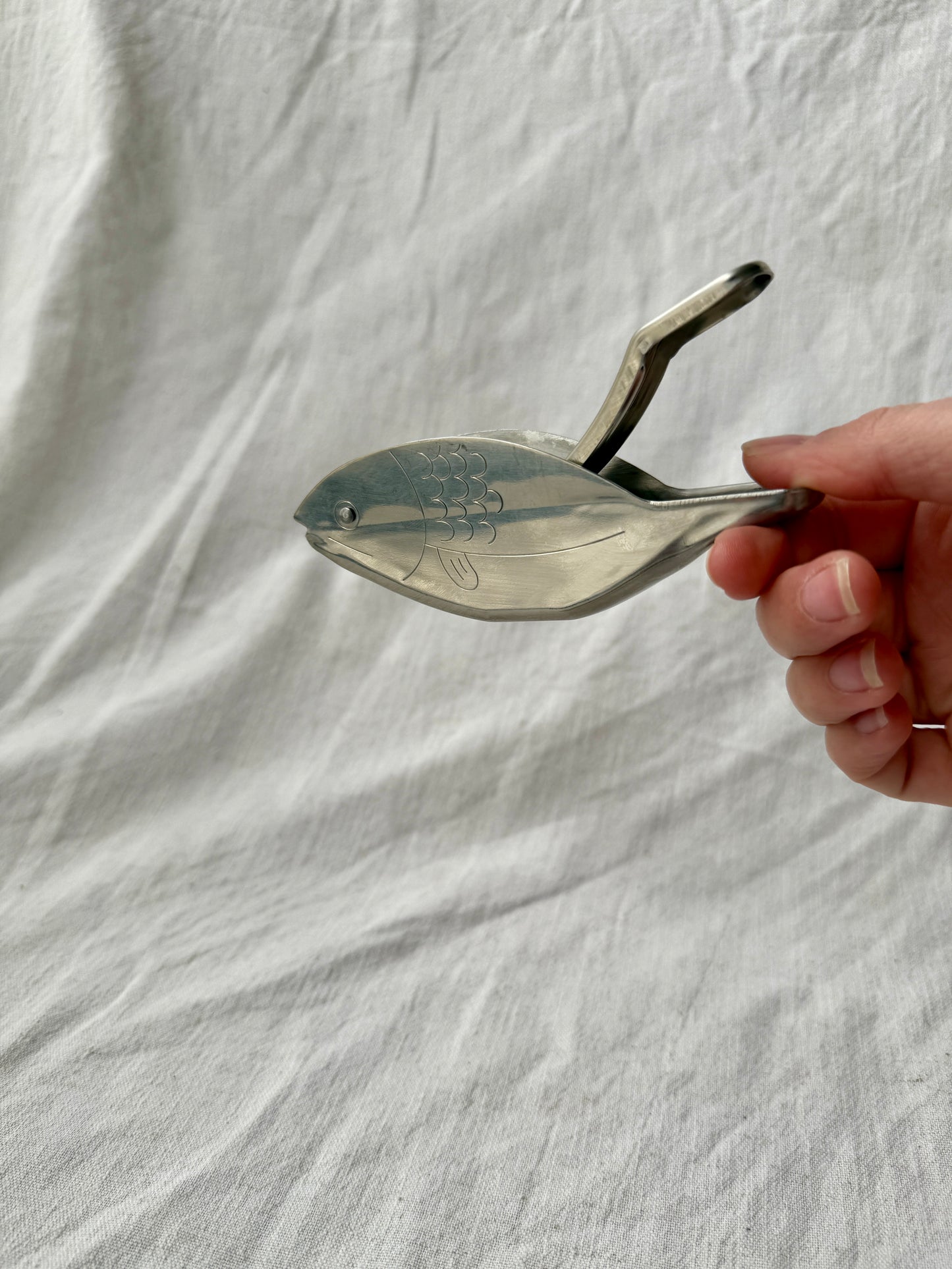 Fish lemon squeezer