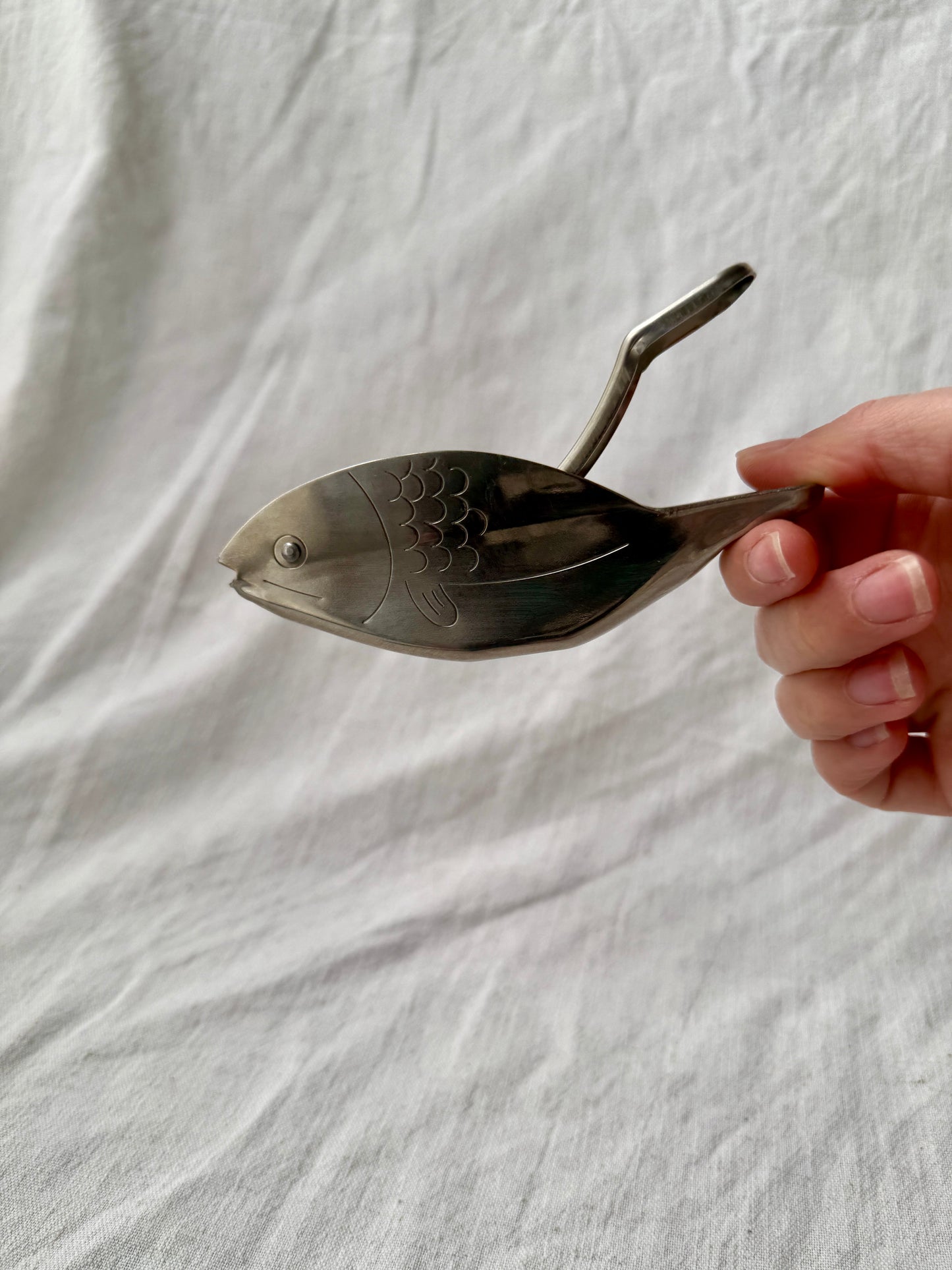 Fish lemon squeezer