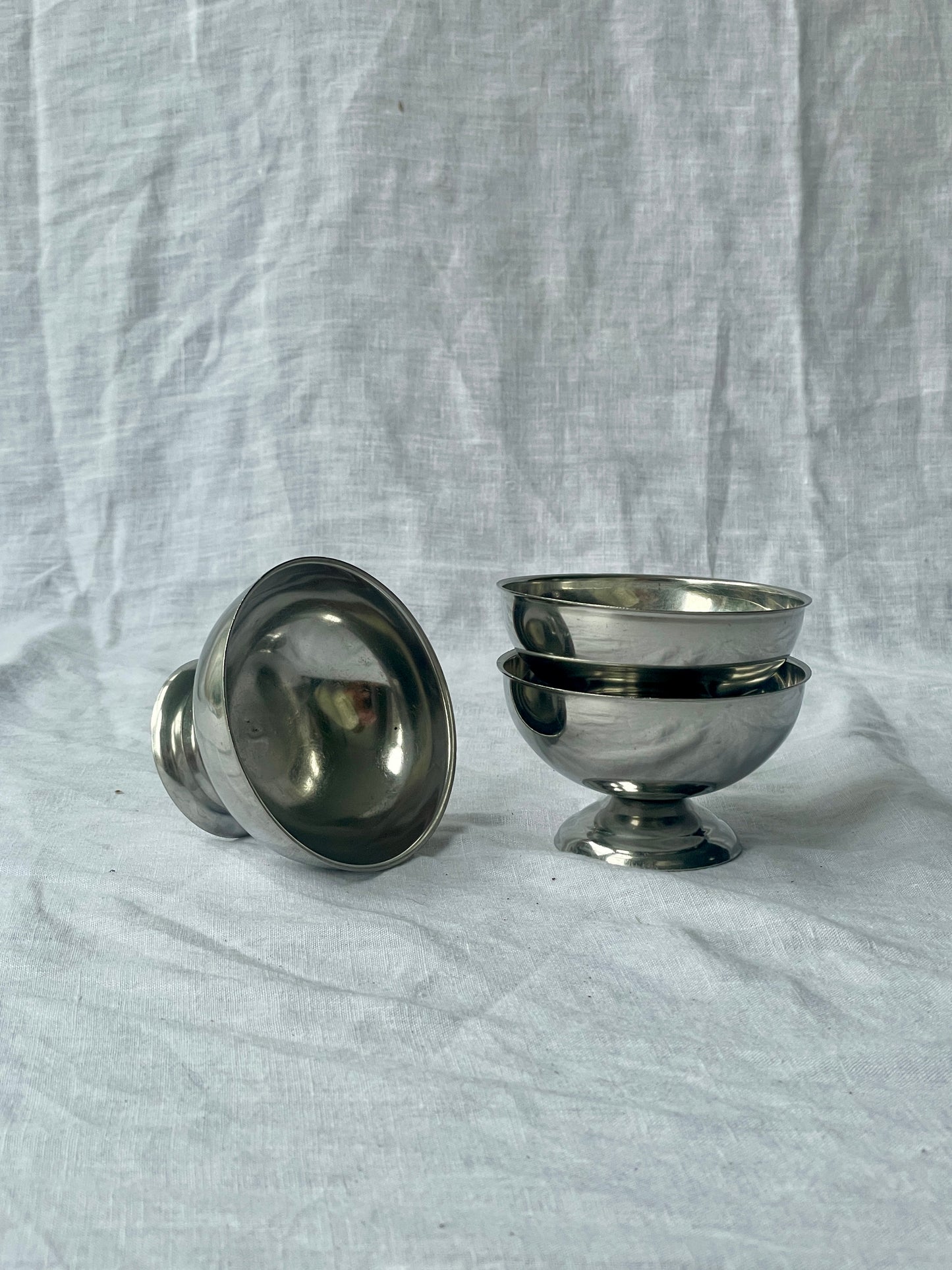 Pair of ribbed base inox coupes