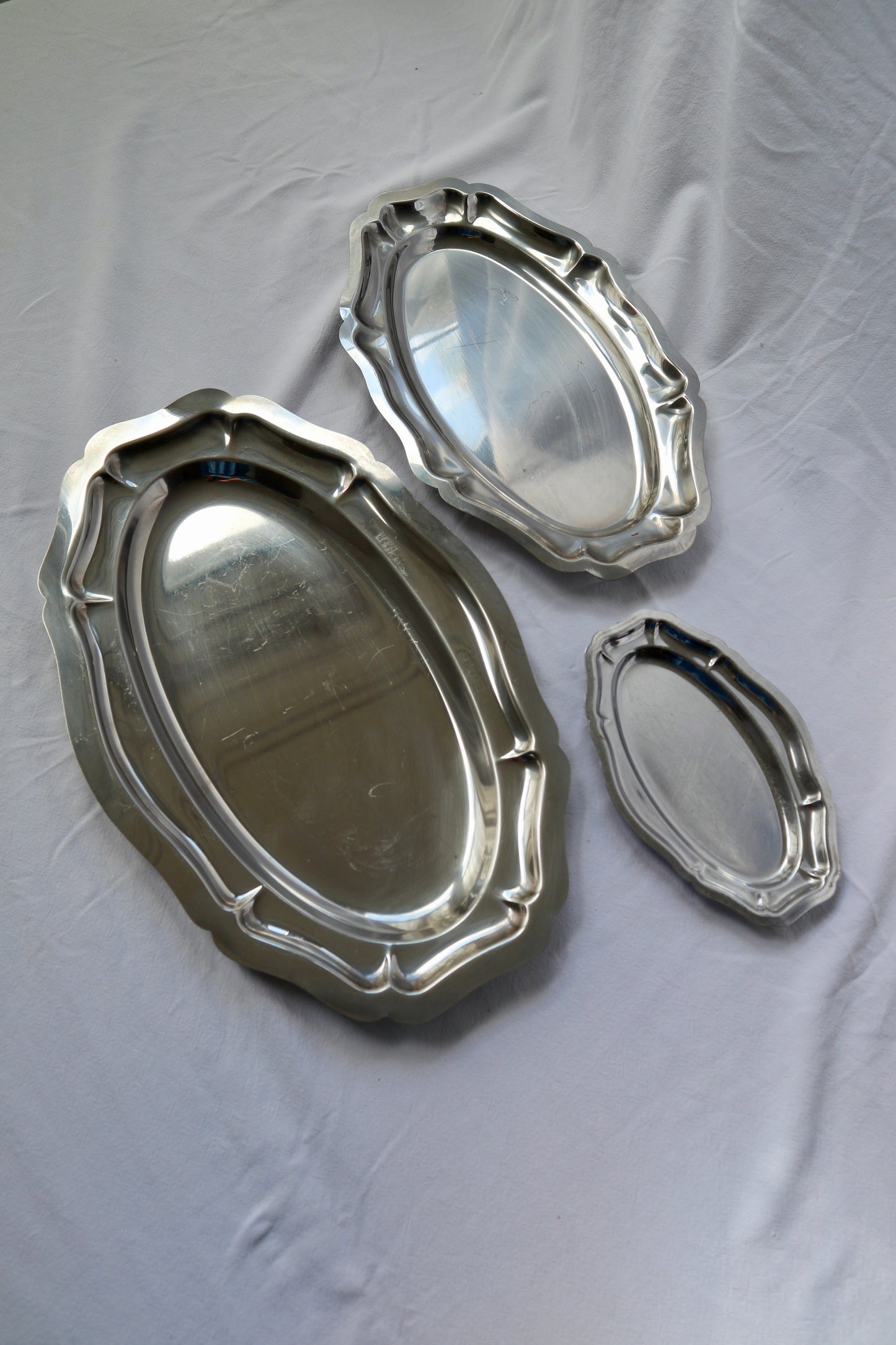 Bundle of 3 stainless steel hosting platters with scalloped edges