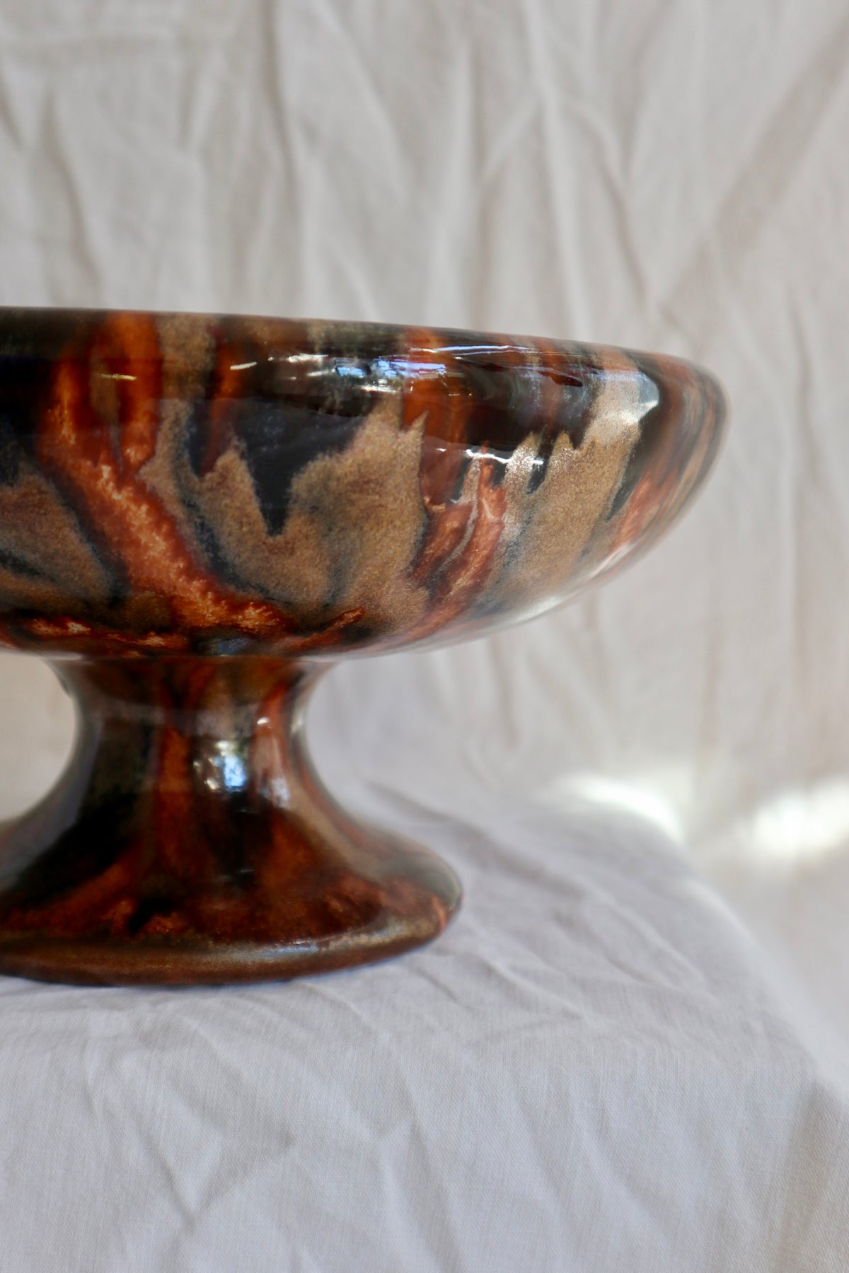 Tortoiseshell glaze slipware pedestal bowl
