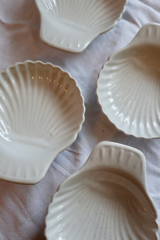 Set of four porcelain vintage shells