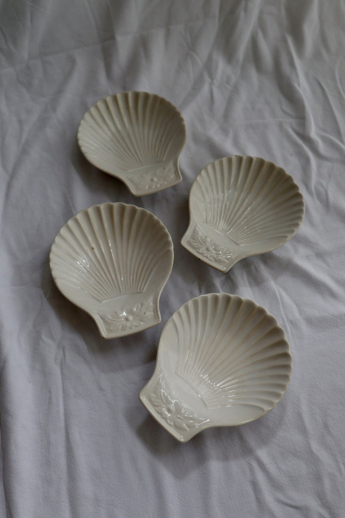 Set of 4 vintage shell dishes